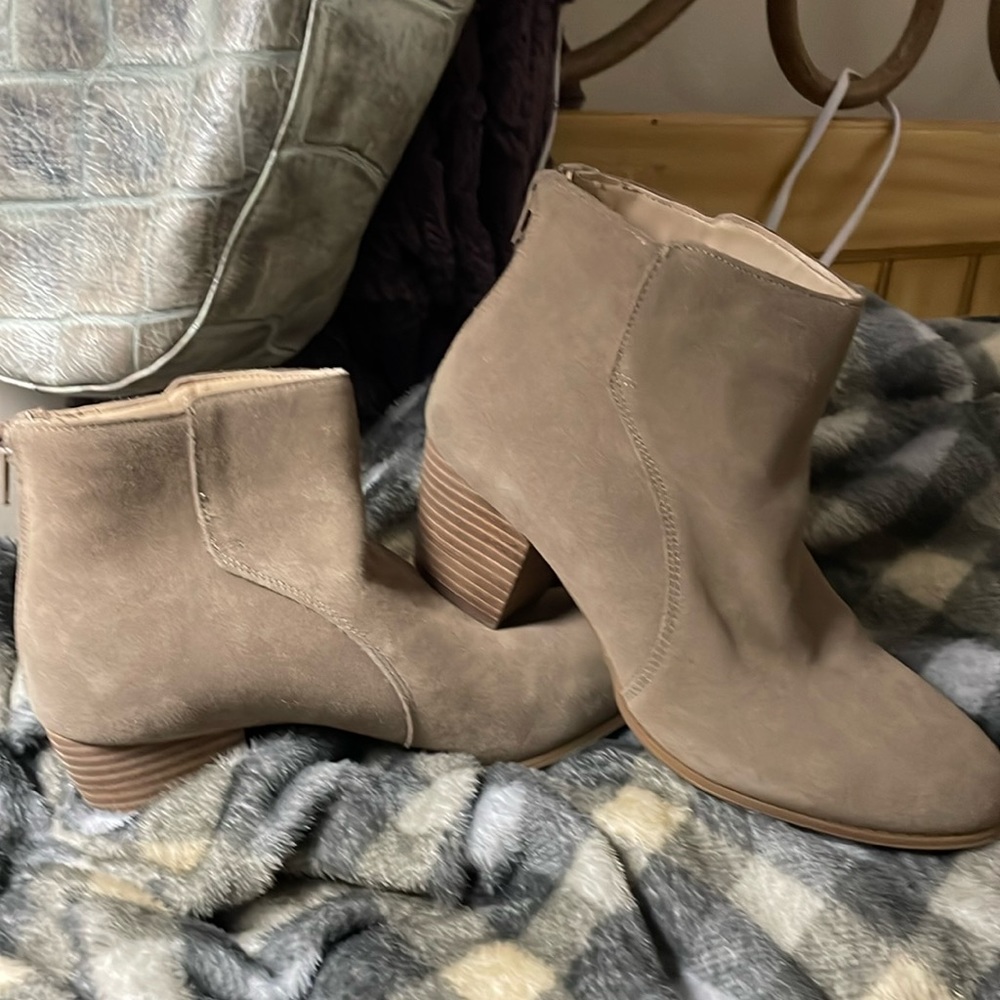 Sole society genuine suede beige in color with light brown heel zippered back7.5